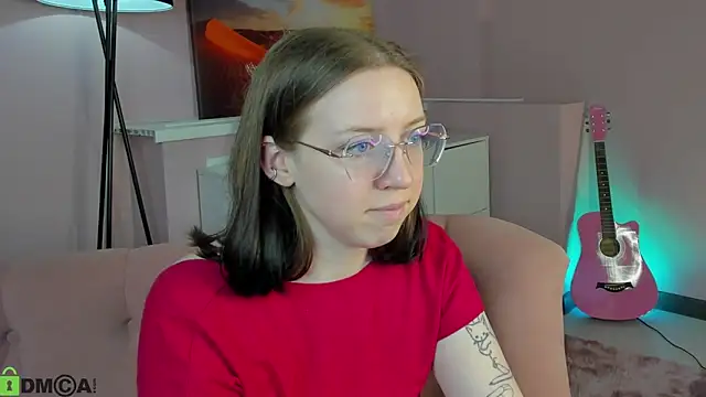 Snapshot of maxinemouse chatting on 03/06/26, 12:34 maxinemouse online show from 03/06/26, 12:34