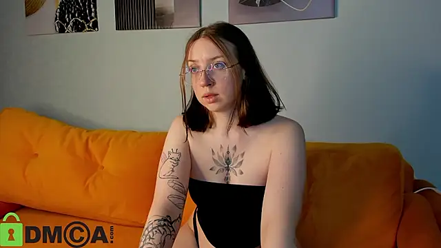 Snapshot of maxinemouse chatting on 03/11/26, 12:44 maxinemouse online show from 03/11/26, 12:44