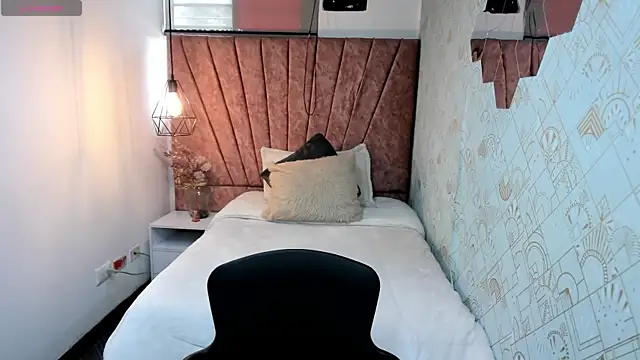 Zoe  Taylor   online show from 05/11/26, 02:45