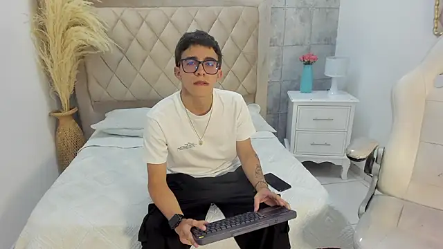 Snapshot of TylerCross_ chatting on 03/17/26, 08:34 TylerCross online show from 03/17/26, 08:34