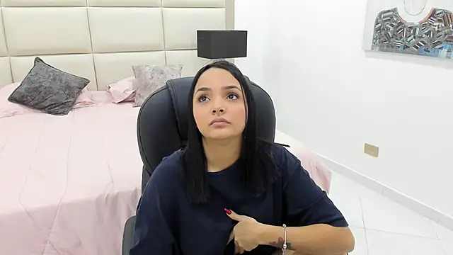 Chloelarsons online show from 06/07/26, 12:26