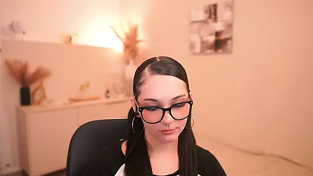 Snapshot of Ellediane18 chatting on 03/16/26, 01:37 Ellediane18 online show from 03/16/26, 01:37