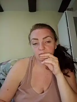 Snapshot of Bella-Monroe chatting on 05/03/26, 04:24 Bella-Monroe online show from 05/03/26, 04:24