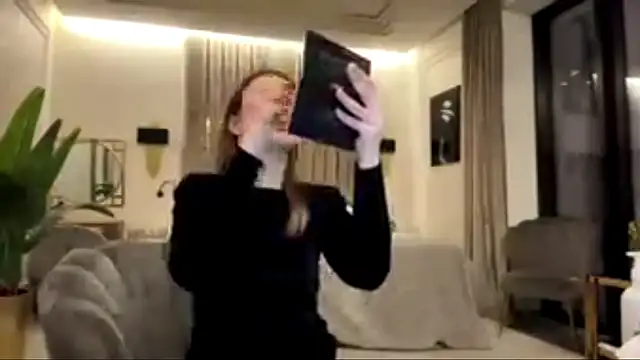 Snapshot of Cherry_Sin chatting on 03/10/26, 04:45 Cherry Sin online show from 03/10/26, 04:45