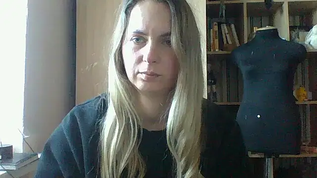 Snapshot of Mollie365 chatting on 03/11/26, 11:49 Mollie365 online show from 03/11/26, 11:49