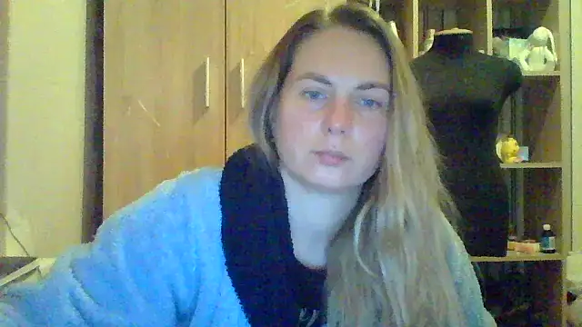 Snapshot of Mollie365 chatting on 03/14/26, 05:40 Mollie365 online show from 03/14/26, 05:40