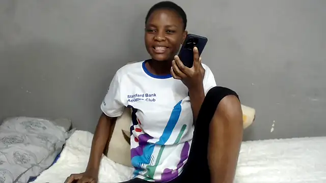 Snapshot of Royal_Beehive chatting on 06/19/26, 11:14 Royal Beehive online show from 06/19/26, 11:14