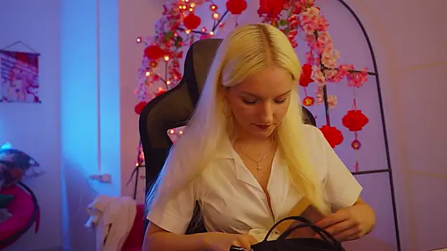 Snapshot of ViolaMore chatting on 05/27/26, 02:47 ViolaMore online show from 05/27/26, 02:47