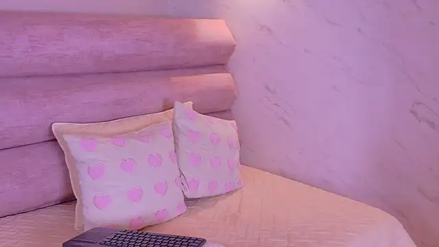 Snapshot of EmmaCollins01 chatting on 03/12/26, 12:55 EmmaCollins01 online show from 03/12/26, 12:55