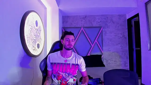 Snapshot of Wolf_Kitty chatting on 04/01/26, 11:44 Wolf Kitty online show from 04/01/26, 11:44