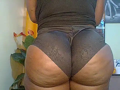 Snapshot of PantiesQueenOfAsses001 chatting on 05/14/26, 05:25 PantiesQueenOfAsses001 online show from 05/14/26, 05:25