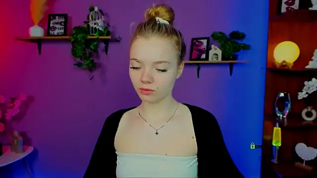 Snapshot of maddy_moah chatting on 04/18/26, 05:44 maddy moah online show from 04/18/26, 05:44