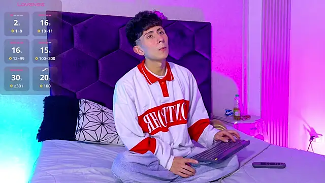 Snapshot of AndyJustgame_ chatting on 04/15/26, 04:19 AndyJustgame online show from 04/15/26, 04:19