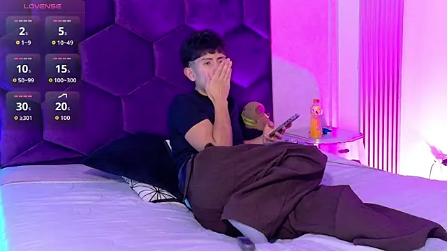 Snapshot of AndyJustgame_ chatting on 04/16/26, 04:24 AndyJustgame online show from 04/16/26, 04:24