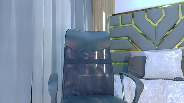 Oliver bigblack cock online show from 03/18/26, 06:00