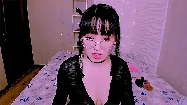 Akiko Yun online show from 02/18/26, 11:39
