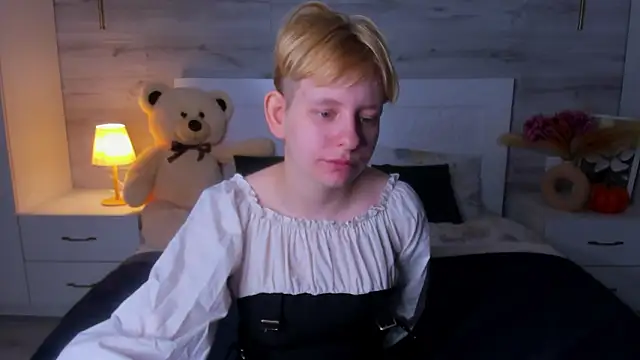 Snapshot of EloraBlu chatting on 03/17/26, 12:19 EloraBlu online show from 03/17/26, 12:19