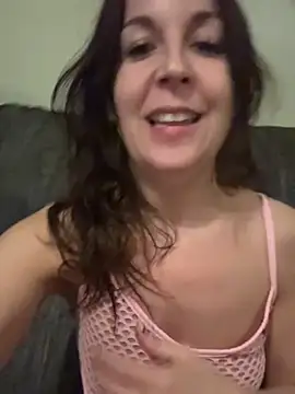 Snapshot of petitehotwife4u chatting on 03/30/26, 09:38 petitehotwife4u online show from 03/30/26, 09:38