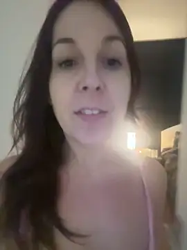 Snapshot of petitehotwife4u chatting on 04/10/26, 11:37 petitehotwife4u online show from 04/10/26, 11:37