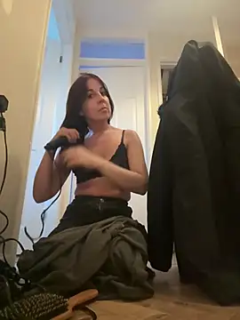 Snapshot of petitehotwife4u chatting on 04/11/26, 06:45 petitehotwife4u online show from 04/11/26, 06:45