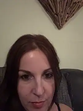 Snapshot of petitehotwife4u chatting on 04/15/26, 08:53 petitehotwife4u online show from 04/15/26, 08:53