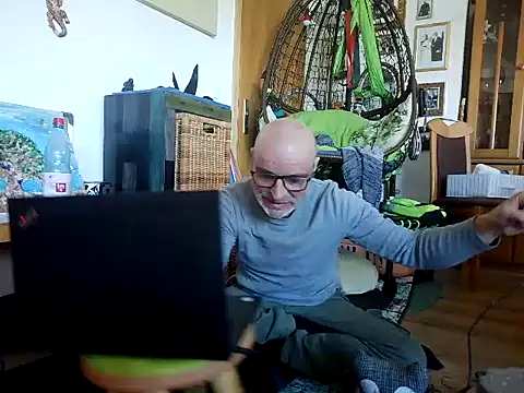 Snapshot of Thomate24 chatting on 04/08/26, 12:38 Thomate24 online show from 04/08/26, 12:38
