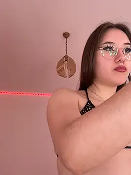 Snapshot of evelynnMiss chatting on 06/18/26, 12:31 evelynnMiss online show from 06/18/26, 12:31