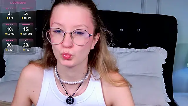 Snapshot of AmelieViolet chatting on 05/20/26, 03:34 AmelieViolet online show from 05/20/26, 03:34