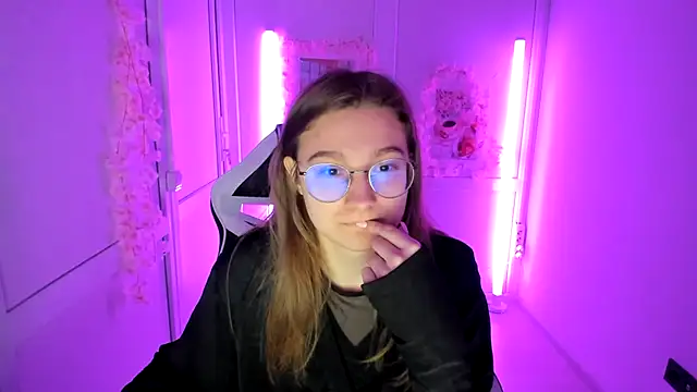 Mia kristal online show from 05/17/26, 08:12