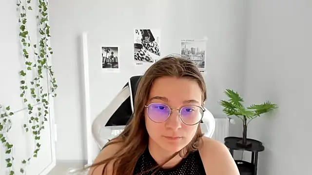 Mia kristal online show from 06/19/26, 08:18