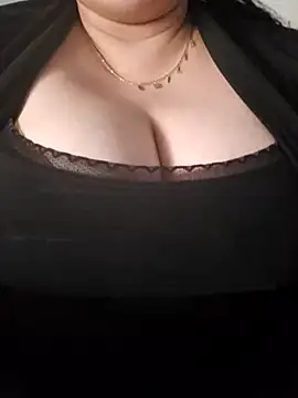 Snapshot of emiliecurvy83 chatting on 03/24/26, 01:05 emiliecurvy83 online show from 03/24/26, 01:05