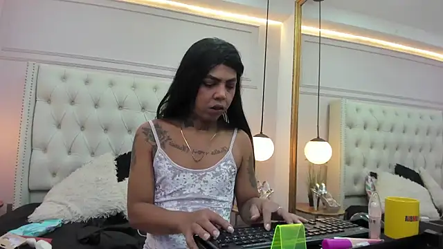 MiiaRestrepo online show from 06/23/26, 11:52