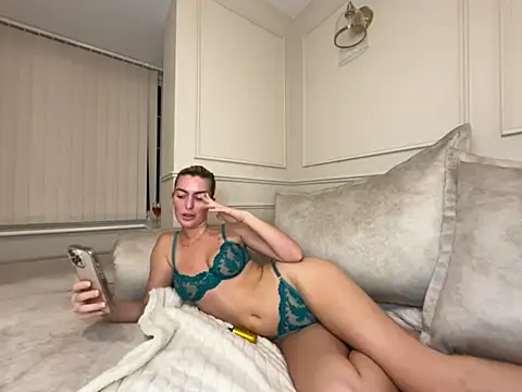 Lola RaeX online show from 04/16/26, 08:20