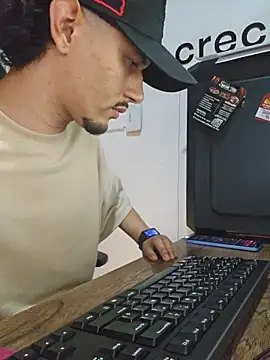 Snapshot of J-master23 chatting on 04/05/26, 08:11 J-master23 online show from 04/05/26, 08:11