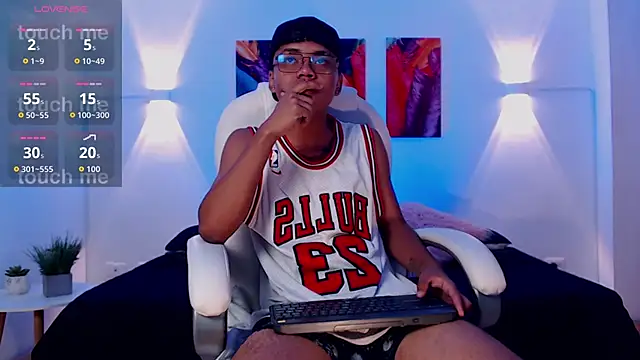 Snapshot of thiagosterling chatting on 04/08/26, 11:27 thiagosterling online show from 04/08/26, 11:27