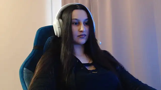 Snapshot of RiffedEye chatting on 03/24/26, 02:11 RiffedEye online show from 03/24/26, 02:11