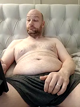 Snapshot of pitch_122 chatting on 04/06/26, 06:47 pitch 122 online show from 04/06/26, 06:47