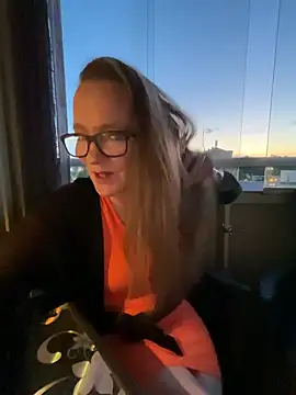 LizzieZ1975 online show from 05/23/26, 08:35