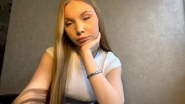 Snapshot of CarolineNine chatting on 03/26/26, 01:28 CarolineNine online show from 03/26/26, 01:28