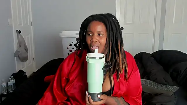 Snapshot of locsofchocolate chatting on 04/15/26, 09:48 locsofchocolate online show from 04/15/26, 09:48