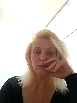 Snapshot of MiaLove183 chatting on 06/17/26, 01:45 MiaLove183 online show from 06/17/26, 01:45