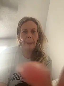 Snapshot of GwenWilde31 chatting on 06/22/26, 01:41 GwenWilde31 online show from 06/22/26, 01:41