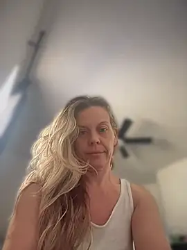 Snapshot of GwenWilde31 chatting on 06/26/26, 05:39 GwenWilde31 online show from 06/26/26, 05:39