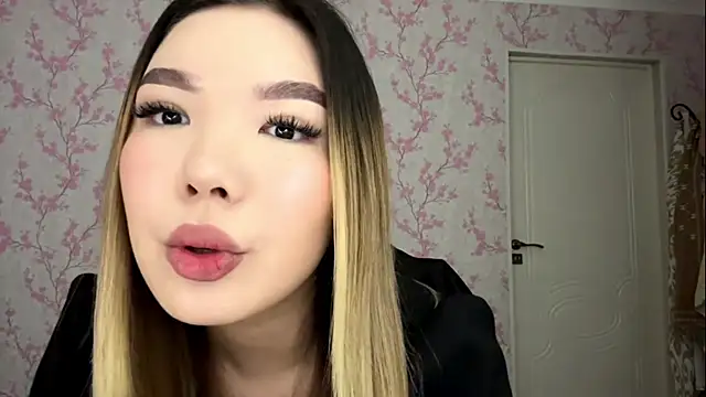 Snapshot of MadeleneStoesz chatting on 03/23/26, 05:44 MadeleneStoesz online show from 03/23/26, 05:44