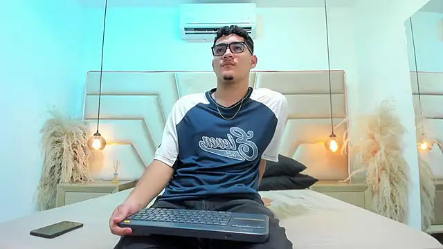 Snapshot of DylanLuxe chatting on 03/25/26, 06:30 DylanLuxe online show from 03/25/26, 06:30