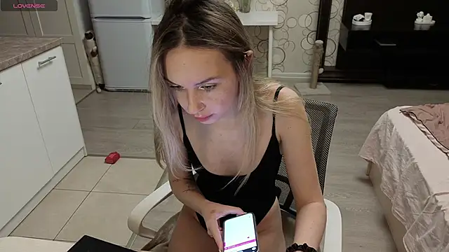 Candy Loveee online show from 04/18/26, 06:01