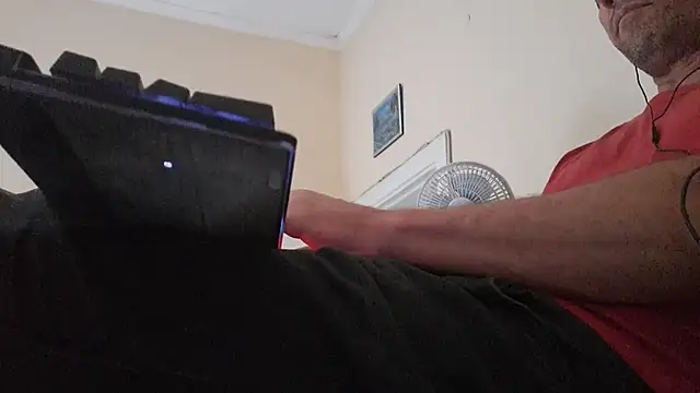 Snapshot of Sueliton2 chatting on 03/31/26, 07:47 Sueliton2 online show from 03/31/26, 07:47