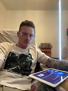 Snapshot of 6Robinson1996 chatting on 03/29/26, 06:46 6Robinson1996 online show from 03/29/26, 06:46