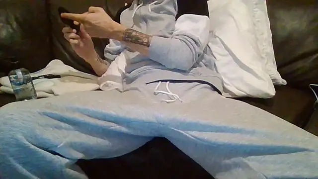 Snapshot of feetlovrr94 chatting on 04/08/26, 02:22 feetlovrr94 online show from 04/08/26, 02:22