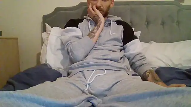 Snapshot of feetlovrr94 chatting on 04/17/26, 02:20 feetlovrr94 online show from 04/17/26, 02:20